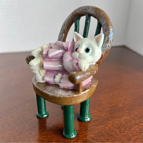 White Kitten Curled in Chair Donna Little Kitt'in Littles Enesco Figurine 1998 - Picture 3 of 9